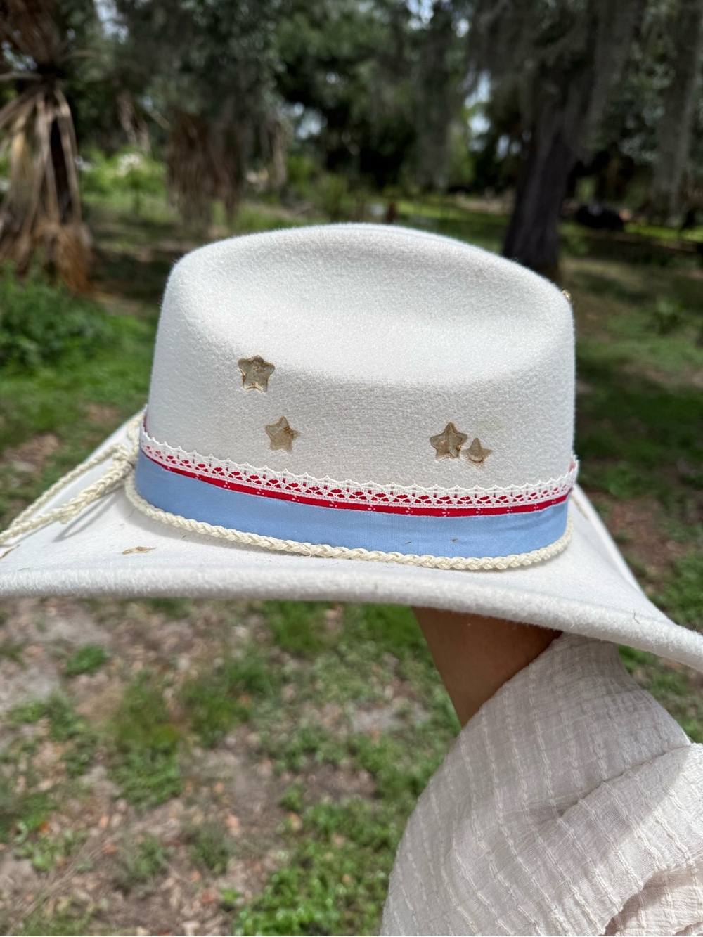 CALAMITY JANE: White Custom Cowboy Hat with Ribbon & Lace Hat Band - Picture 4 of 5